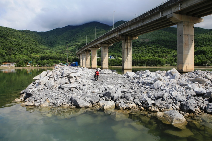 Thi công đường công vụ phục vụ việc mở rộng hầm đường bộ Hải Vân đang gây tắc nghẽn dòng chảy. Ảnh: TL