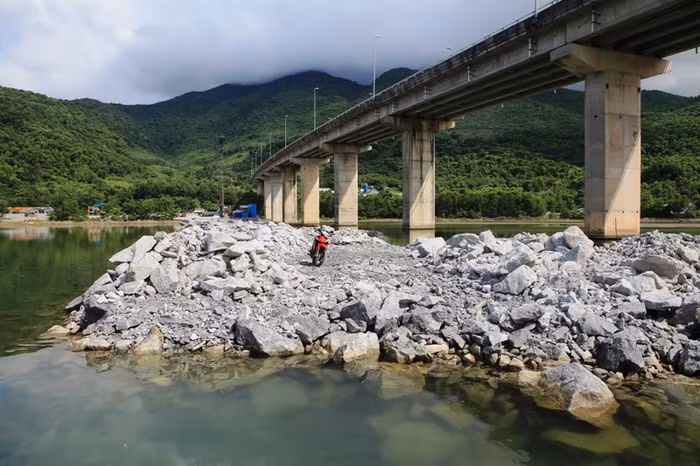 Thi công đường công vụ phục vụ việc mở rộng hầm đường bộ Hải Vân đang gây tắc nghẽn dòng chảy. Ảnh: TL