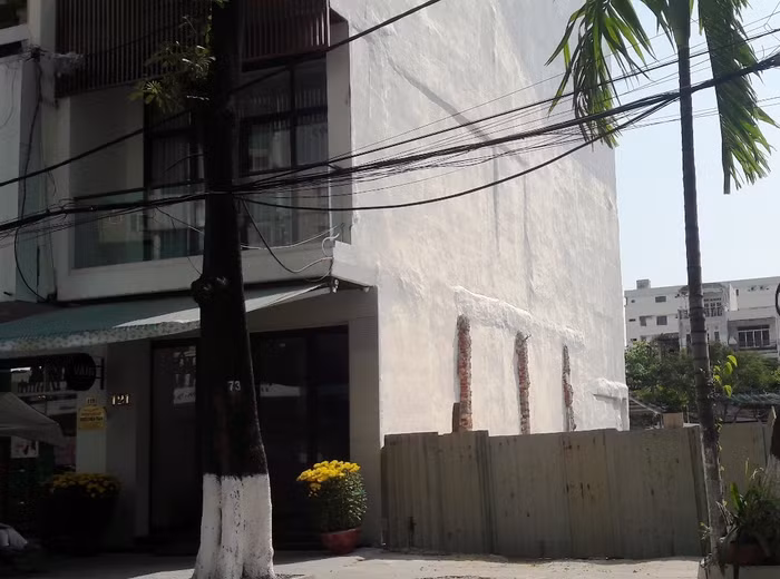 Việc xác định giá không đúng quy định, không có cơ sở đã làm giảm số tiền sử dụng đất nộp ngân sách nhà nước trên 2,8 tỉ đồng khi bán cơ sở số 121 đường Phan Châu Trinh (quận Hải Châu).