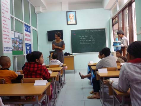 Ca sỹ Thái Thùy Linh dù không mặc áo xanh nhưng các em học sinh vẫn nhận ra. Chị chính thức bắt đầu đứng lớp dạy nhạc cho Lớp học Hy vọng chiều ngày 30/11. (Ảnh Thu Hòe) Ca sỹ Thái Thùy Linh dù không mặc áo xanh nhưng các em học sinh vẫn nhận ra. Chị chính thức bắt đầu đứng lớp dạy nhạc cho Lớp học Hy vọng chiều ngày 30/11. (Ảnh Thu Hòe)