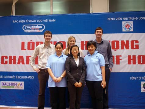 Các giáo viên của Apollo English chụp ảnh lưu niệm. (Ảnh Thu Hòe) Các giáo viên của Apollo English chụp ảnh lưu niệm. (Ảnh Thu Hòe)