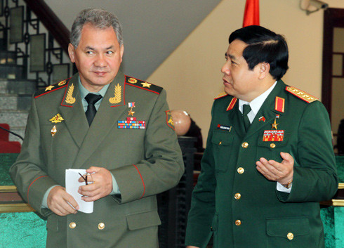 Đại tướng Phùng Quang Thanh và Bộ trưởng Quốc phòng Nga Sergei Shoigu trò chuyện sau cuộc hội đàm. Ảnh: Nguyễn Hưng. Đại tướng Phùng Quang Thanh và Bộ trưởng Quốc phòng Nga Sergei Shoigu trò chuyện sau cuộc hội đàm. Ảnh: Nguyễn Hưng.