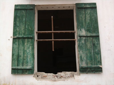 Nhiều đối tượng quá khích đập phá tài sản gây mất an ninh trật tự.