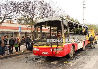 Chiếc xe buýt bị 2 đối tượng ném "bom xăng" thiêu rụi. (Ảnh: Báo Hải Dương) Chiếc xe buýt bị 2 đối tượng ném "bom xăng" thiêu rụi. (Ảnh: Báo Hải Dương)