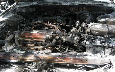 Xe o to 4 cho boc chay giua pho