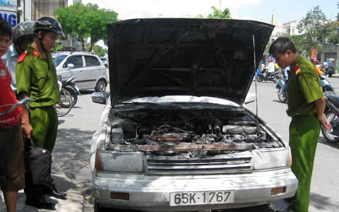 Xe o to 4 cho boc chay giua pho