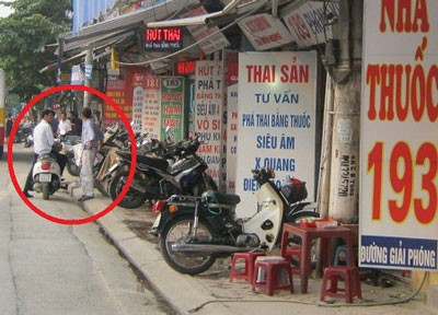 Nhân viên phòng khám đang mời chào khách