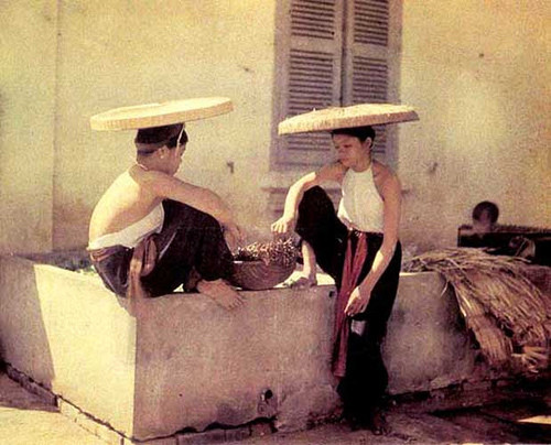Chú thích của tác giả: Hai cô gái mặc áo yếm, đội nón Ba Tầm (tức nón quai thao) Chú thích của tác giả: Hai cô gái mặc áo yếm, đội nón Ba Tầm (tức nón quai thao)
