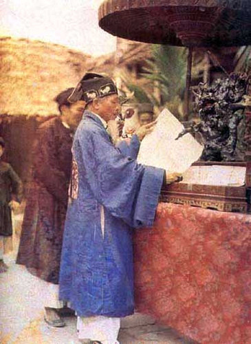 Chú thích của tác giả: Một quan huyện đang đọc chiếu chỉ nhà vua, 1916 Chú thích của tác giả: Một quan huyện đang đọc chiếu chỉ nhà vua, 1916