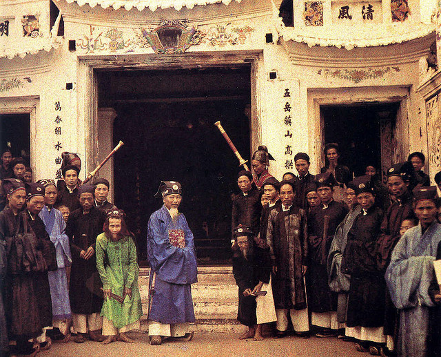 Chú thích của tác giả: Một quan huyện và các quan chức khác họp mặt tại phủ huyện, 1915 Chú thích của tác giả: Một quan huyện và các quan chức khác họp mặt tại phủ huyện, 1915