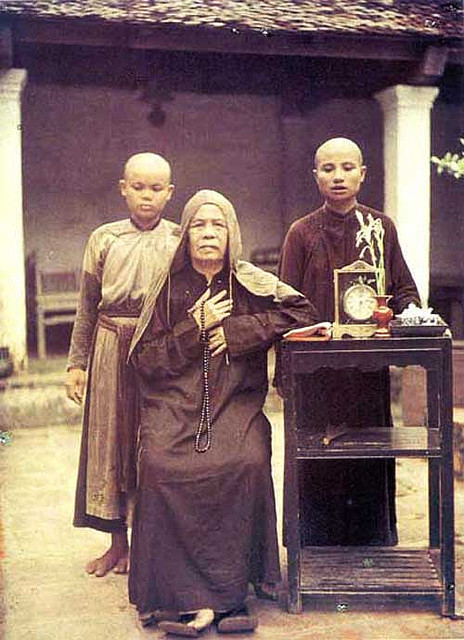 Chú thích của tác giả: Một bà vãi và hai chú tiểu, khoảng năm 1916 Chú thích của tác giả: Một bà vãi và hai chú tiểu, khoảng năm 1916