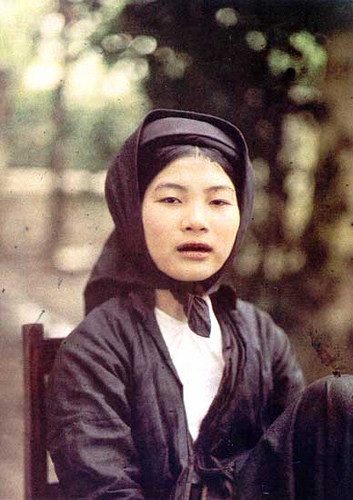 Chú thích của tác giả: Cô gái Bắc kỳ nhuộm răng đen, 1915 Chú thích của tác giả: Cô gái Bắc kỳ nhuộm răng đen, 1915