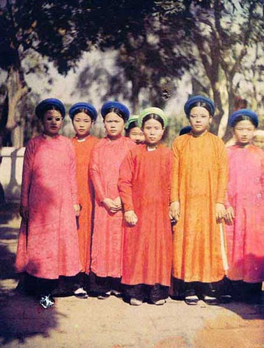 Chú thích của tác giả: Các cô gái đóng vai những con Tốt trong một ván cờ người, 1920 Chú thích của tác giả: Các cô gái đóng vai những con Tốt trong một ván cờ người, 1920