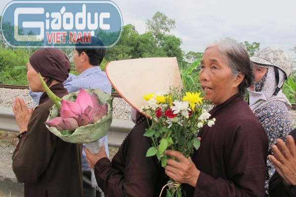 Không chỉ có các nhà tu hành.....còn có nhiều Phật tử mang hoa tươi đi cùng. Không chỉ có các nhà tu hành.....còn có nhiều Phật tử mang hoa tươi đi cùng.