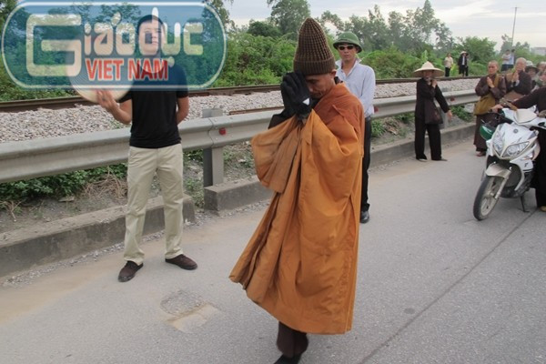 Các Phật tử phía sau theo bước Thầy trên đường gieo duyên. Các Phật tử phía sau theo bước Thầy trên đường gieo duyên.