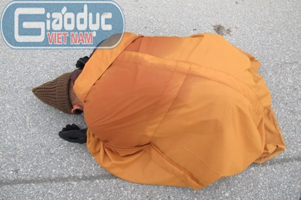 15h30 ngày 19/6, mặc cho trời oi bức, Đại đức Thích Tâm Mẫn vẫn “nhất bộ nhất bái”. 15h30 ngày 19/6, mặc cho trời oi bức, Đại đức Thích Tâm Mẫn vẫn “nhất bộ nhất bái”.