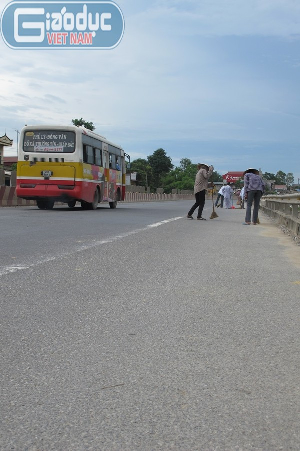 Mặt đường sạch sẽ......đón bước Thầy đi. Mặt đường sạch sẽ......đón bước Thầy đi.