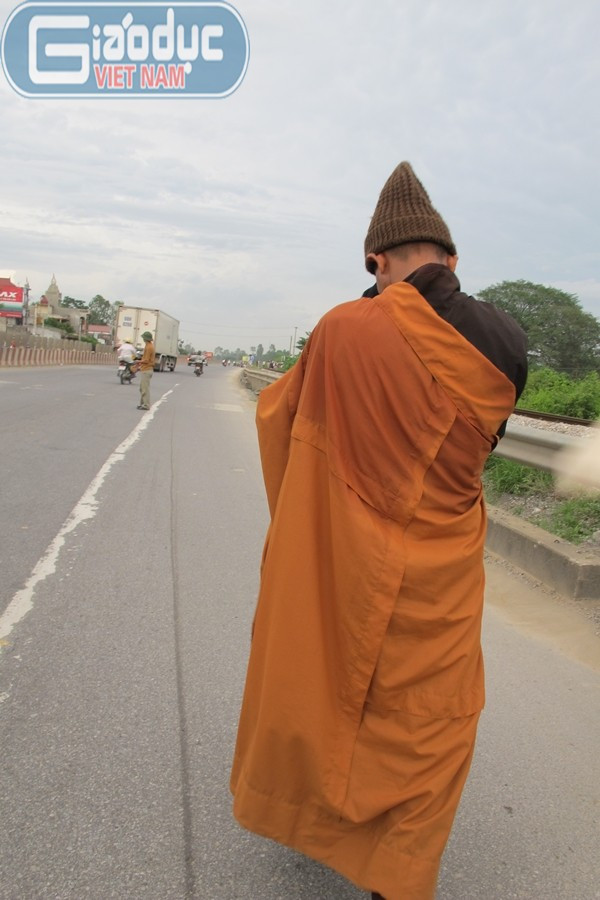 Hành trình về non thiêng Yên Tử của Sư thầy Thích Tâm Mẫn vẫn tiếp tục, mặc cho thời tiết nóng nực của mùa hè đất Bắc. Hành trình về non thiêng Yên Tử của Sư thầy Thích Tâm Mẫn vẫn tiếp tục, mặc cho thời tiết nóng nực của mùa hè đất Bắc.