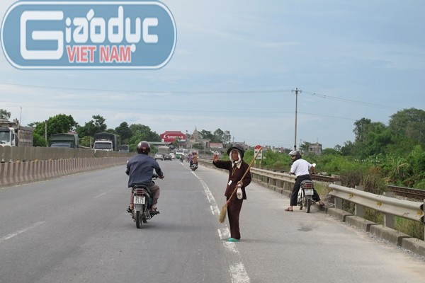 Một Phật tử hướng dẫn người đi đường không đi vào phần đường đã được quét sạch. Một Phật tử hướng dẫn người đi đường không đi vào phần đường đã được quét sạch.