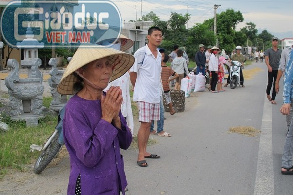 Một cụ bà niệm Phật từ phía bên kia Quốc lộ 1A. Một cụ bà niệm Phật từ phía bên kia Quốc lộ 1A.