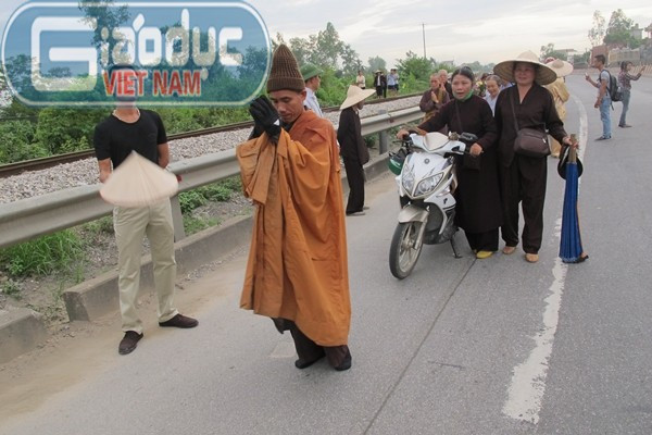 Một Phật tử quạt cho thầy để bớt đi sức nóng hầm hập. Một Phật tử quạt cho thầy để bớt đi sức nóng hầm hập.