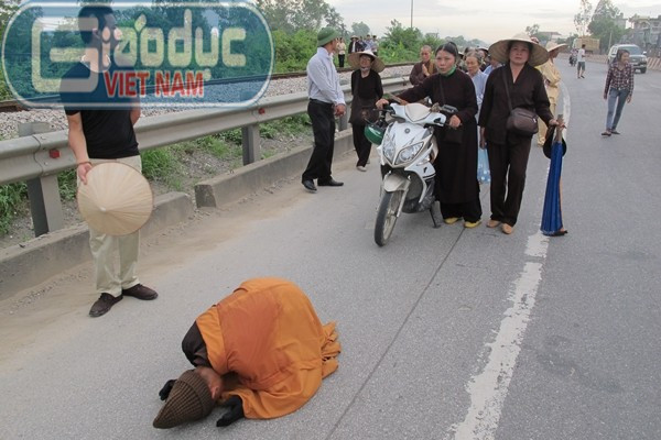 Theo một số chú tiểu đi cùng Đại đức Thích Tâm Mẫn, mỗi ngày Đại đức đi theo 3 ca: đêm từ 2h30 đến 5h; sáng từ 8h đến 10h và chiều từ 15h- 17h. Dọc đường, Đại đức có thể vào chùa tại địa phương để làm từ thiện, giảng đạo Phật pháp. Trước khi đến Duy Tiên, Đại đức Thích Tâm Mẫn đã làm từ thiện tại Ba Sao, Kim Bảng, Hà Nam Theo một số chú tiểu đi cùng Đại đức Thích Tâm Mẫn, mỗi ngày Đại đức đi theo 3 ca: đêm từ 2h30 đến 5h; sáng từ 8h đến 10h và chiều từ 15h- 17h. Dọc đường, Đại đức có thể vào chùa tại địa phương để làm từ thiện, giảng đạo Phật pháp. Trước khi đến Duy Tiên, Đại đức Thích Tâm Mẫn đã làm từ thiện tại Ba Sao, Kim Bảng, Hà Nam