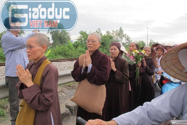 Đoàn người vừa bước vừa chắp tay niệm Phật. Đoàn người vừa bước vừa chắp tay niệm Phật.