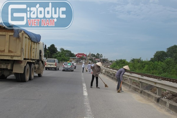 Đại đức Thích Tâm Mẫn sinh ngày 6-10-1977 tại Quảng Nam, tục danh là Lê Minh, nguyên là một bác sĩ chuyên khoa, xuất gia tu học tại chùa Hoằng Pháp, Hóc Môn từ năm 2004, bổn sư truyền giới là thượng tọa Thích Chân Tính trụ trì chùa. Cuộc hành hương bằng hình thức “nhất bộ nhất bái” (đi một bước, lạy một lạy) của Đại Đức Thích Tâm Mẫn là một pháp tu với ý chí nhằm sám hối tội lỗi, cầu nguyện hòa bình, chí đạt quả Phật, hóa độ chúng sinh, được xuất phát từ TP. HCM đến Yên Tử (Quảng Ninh) theo quốc lộ. Hành trình bắt đầu từ mồng 2 Tết Kỷ Sửu. (Trong ảnh, người dân địa phương biết tin Sư thầy đi qua đã tự nguyện quét đường chuẩn bị cho thầy hành trì “nhất bộ nhất bái”). Đại đức Thích Tâm Mẫn sinh ngày 6-10-1977 tại Quảng Nam, tục danh là Lê Minh, nguyên là một bác sĩ chuyên khoa, xuất gia tu học tại chùa Hoằng Pháp, Hóc Môn từ năm 2004, bổn sư truyền giới là thượng tọa Thích Chân Tính trụ trì chùa. Cuộc hành hương bằng hình thức “nhất bộ nhất bái” (đi một bước, lạy một lạy) của Đại Đức Thích Tâm Mẫn là một pháp tu với ý chí nhằm sám hối tội lỗi, cầu nguyện hòa bình, chí đạt quả Phật, hóa độ chúng sinh, được xuất phát từ TP. HCM đến Yên Tử (Quảng Ninh) theo quốc lộ. Hành trình bắt đầu từ mồng 2 Tết Kỷ Sửu. (Trong ảnh, người dân địa phương biết tin Sư thầy đi qua đã tự nguyện quét đường chuẩn bị cho thầy hành trì “nhất bộ nhất bái”).