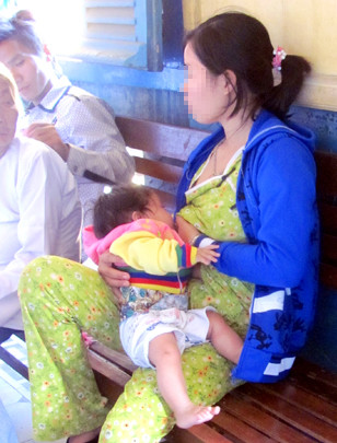 Thảo bồng con lên dự phiên tòa cùng chồng vào hồi cuối năm ngoái.