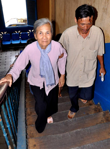 Mẹ nhà báo Hoàng Hùng đến tòa. Ảnh: Quốc Thắng. Mẹ nhà báo Hoàng Hùng đến tòa. Ảnh: Quốc Thắng.