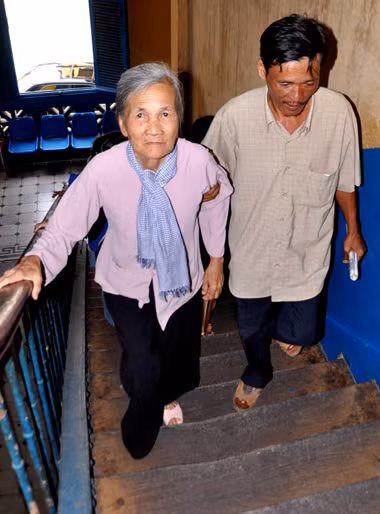 Mẹ nhà báo Hoàng Hùng đến tòa. Ảnh: Quốc Thắng.