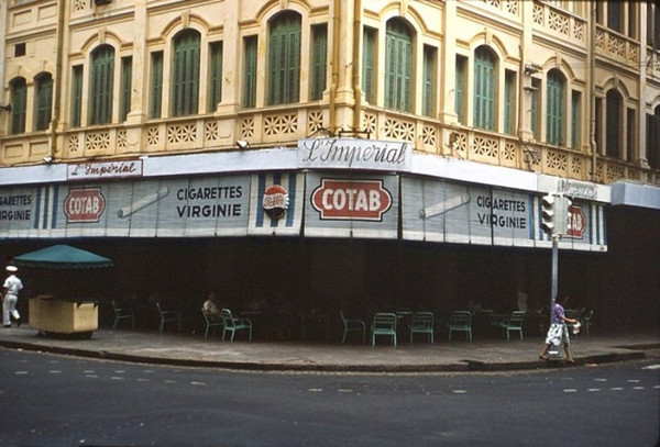 Chú thích của tác giả: Góc đường Tự Do - Nguyễn Văn Thinh (nay là Đồng Khởi - Mạc Thị Bưởi) Chú thích của tác giả: Góc đường Tự Do - Nguyễn Văn Thinh (nay là Đồng Khởi - Mạc Thị Bưởi)