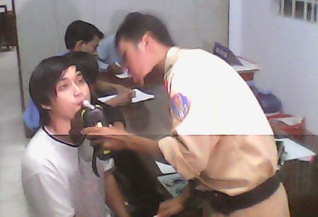 Hai CSGT bị hành hung khi làm nhiệm vụ ảnh 2 Hai chiến sĩ CSGT bị hành hung đang tường trình vụ việc với cơ quan chức năng. (Ảnh: Huỳnh Hải)