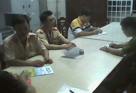 Hai CSGT bị hành hung khi làm nhiệm vụ ảnh 1 Hai chiến sĩ CSGT bị hành hung đang tường trình vụ việc với cơ quan chức năng. (Ảnh: Huỳnh Hải)