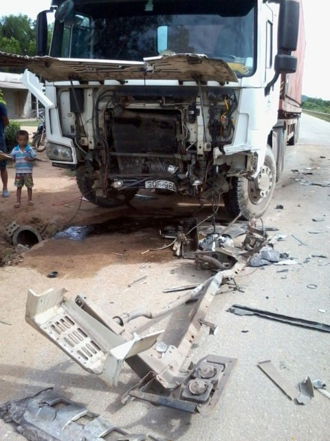 Đầu xe container cũng bị đâm nát Xe hop bi container thoi bay 20 met mot nguoi chet tham