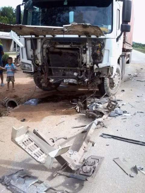 Đầu xe container cũng bị đâm nát Xe hop bi container thoi bay 20 met mot nguoi chet tham