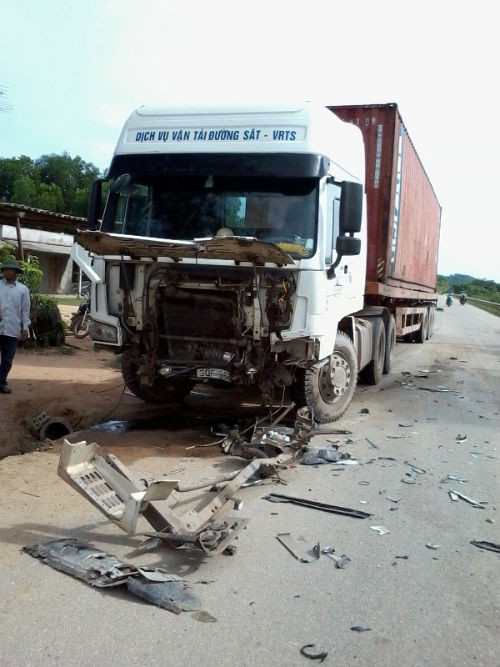 Hiện trường vụ tai nạn Xe hop bi container thoi bay 20 met mot nguoi chet tham