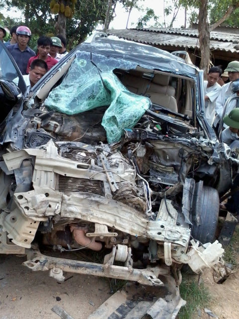Chiếc xế hộp bị nát bét hoàn toàn Xe hop bi container thoi bay 20 met mot nguoi chet tham