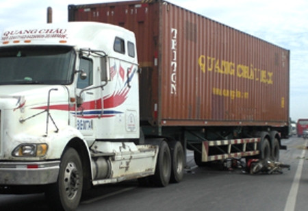 Hiện trường vụ tai nạn Xe container de nat 2 xe may, 3 nguoi thuong nang