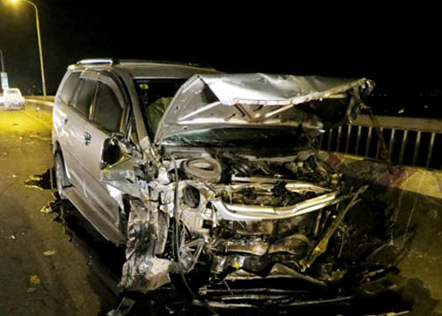 Chiếc xe Innova vỡ nát phần đầu, cầu trục và hai bánh trước bị sập. Ảnh: Ái Phương. Chiếc xe Innova vỡ nát phần đầu, cầu trục và hai bánh trước bị sập. Ảnh: Ái Phương.