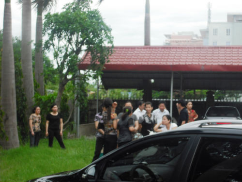 Cán bộ, nhân viên cục thuế vẫn chưa lấy lại bình tĩnh khi nghe tin xảy ra cháy trong tòa nhà. Chay cuc thue Nghe An hang chuc nguoi chay tan loan