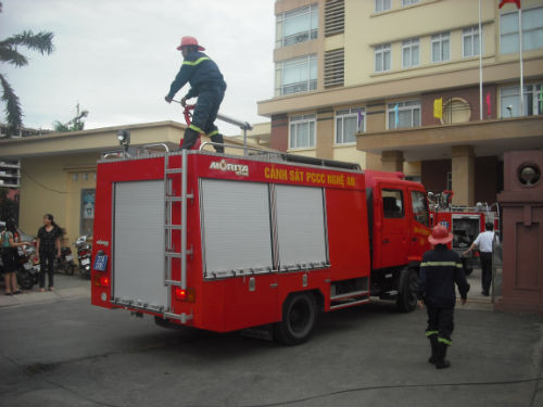 Lực lượng chữa cháy có mặt tại hiện trường để triển khai dập lửa. Chay cuc thue Nghe An hang chuc nguoi chay tan loan