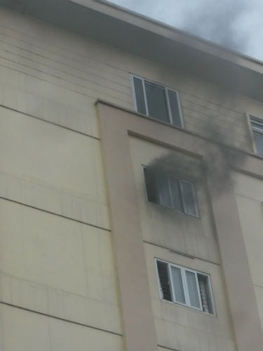 Khói bốc ra từ tầng 9 của cục thuế Nghệ An Chay cuc thue Nghe An hang chuc nguoi chay tan loan