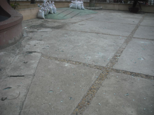 Cửa kính bị đập vỡ, kính văng tung tóe khắp nơi Chay cuc thue Nghe An hang chuc nguoi chay tan loan