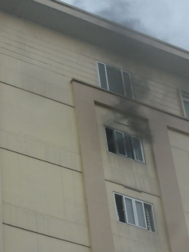 Khói càng ngày càng nhiều, khiến cán bộ, công nhân viên trong tòa nhà hoảng loạn Chay cuc thue Nghe An hang chuc nguoi chay tan loan