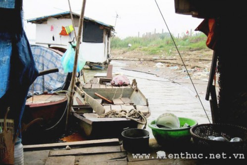 Ông lão ngoài 70 bỗng dưng “nhặt” được vợ tuổi 20 ảnh 2 Chiếc thuyền này là tổ ấm của đôi vợ chồng đặc biệt