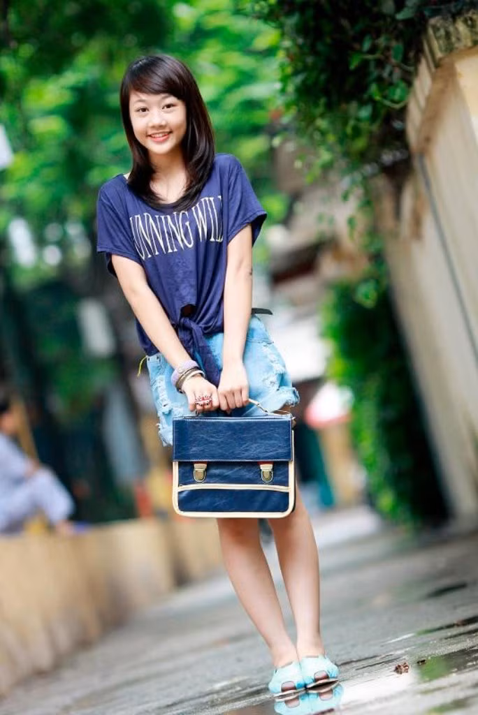 Sở hữu gương mặt đáng yêu, hồn nhiên cùng nụ cười tươi sáng như thiên thần An Phương được mời chụp mẫu cho báo thiếu niên tiền phong, sao mai... và nhiều shop thời trang nổi tiếng Hà thành