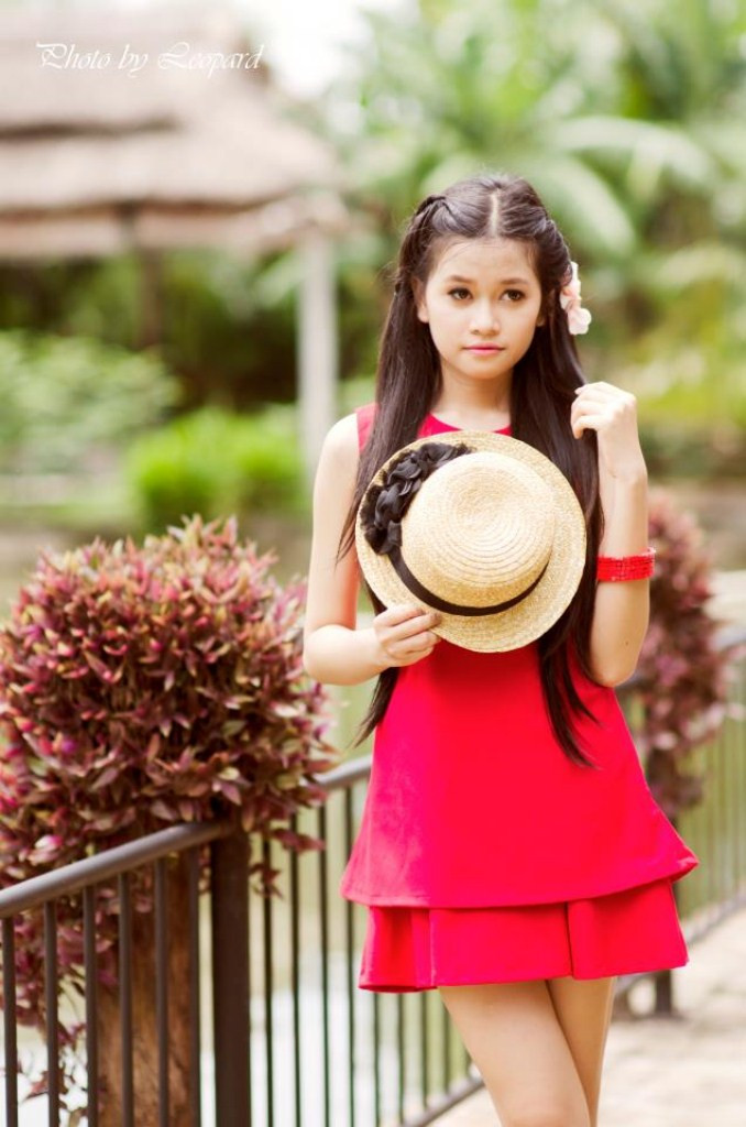 Mùa hè đến cùng với những cánh hoa phượng nở rực khắp sân trường, hè phố, tiếng ve kêu rộn rã. Mùa hè, mùa thi, mùa chia tay... tất cả gợi lên những buổi cắp sách tới trường trong những tiếng cười rộn rã, gợi nhớ về tuổi học trò cùng trang giấy trắng, những cành phượng ép vội còn dở dang, những dòng lưu bút chưa kịp viết... Mùa hè đến cùng với những cánh hoa phượng nở rực khắp sân trường, hè phố, tiếng ve kêu rộn rã. Mùa hè, mùa thi, mùa chia tay... tất cả gợi lên những buổi cắp sách tới trường trong những tiếng cười rộn rã, gợi nhớ về tuổi học trò cùng trang giấy trắng, những cành phượng ép vội còn dở dang, những dòng lưu bút chưa kịp viết...