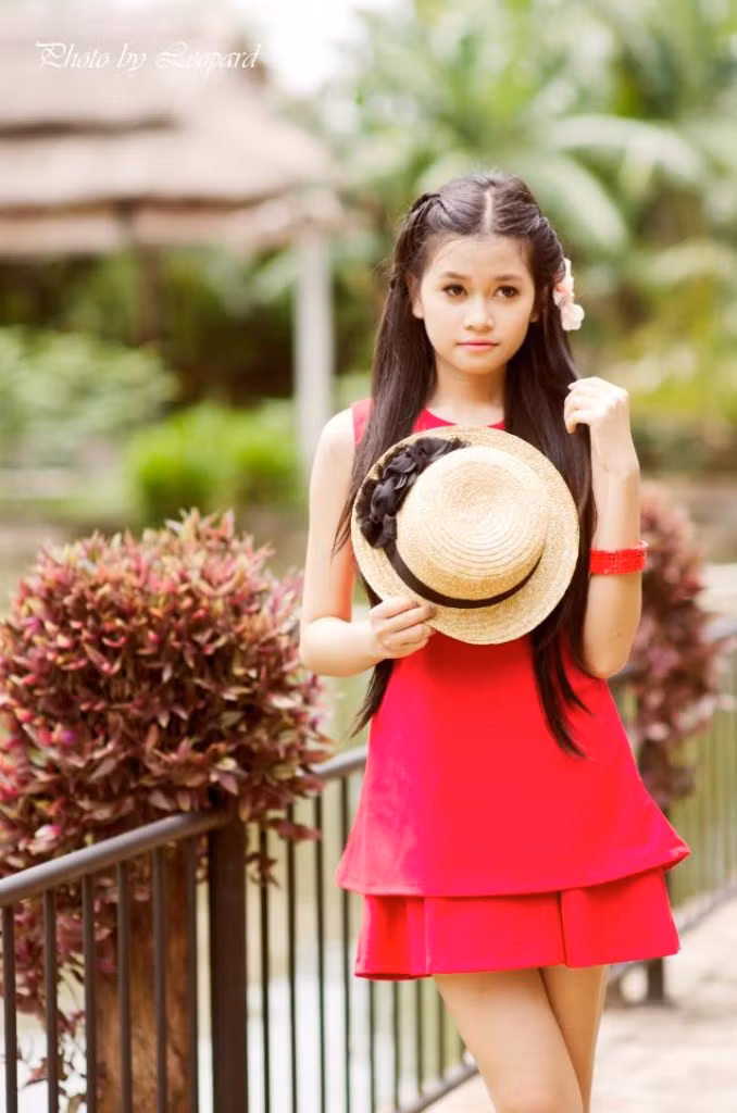 Mùa hè đến cùng với những cánh hoa phượng nở rực khắp sân trường, hè phố, tiếng ve kêu rộn rã. Mùa hè, mùa thi, mùa chia tay... tất cả gợi lên những buổi cắp sách tới trường trong những tiếng cười rộn rã, gợi nhớ về tuổi học trò cùng trang giấy trắng, những cành phượng ép vội còn dở dang, những dòng lưu bút chưa kịp viết...