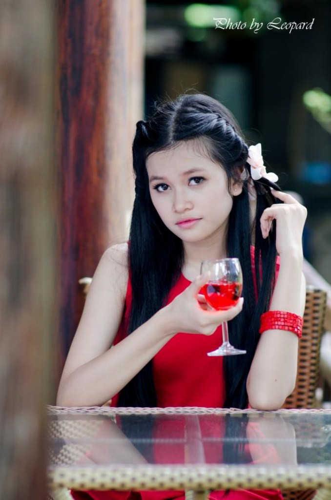 Không những xinh xắn, đáng yêu mà Thiên Hương còn là một người con gái có trí tuệ và một trái tim nồng ấm, biết chia sẻ và yêu thương, đó cùng là lý do ảnh hưởng khiến Thiên Hương đặc biệt thích màu đỏ Không những xinh xắn, đáng yêu mà Thiên Hương còn là một người con gái có trí tuệ và một trái tim nồng ấm, biết chia sẻ và yêu thương, đó cùng là lý do ảnh hưởng khiến Thiên Hương đặc biệt thích màu đỏ